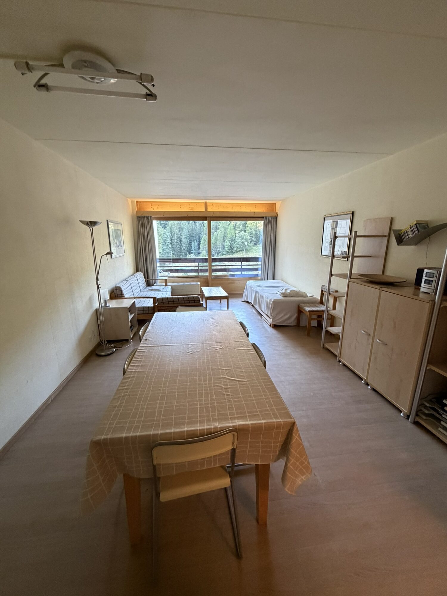 Living room of Rosablanche C34 with dining table and mountain view, Siviez